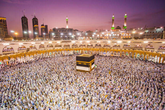 Why Do August Umrah Packages Beat Peak Season Crowds?